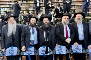 בשידור חוזר: אלפי השלוחים נעמדים יחד לתמונה המסורתית