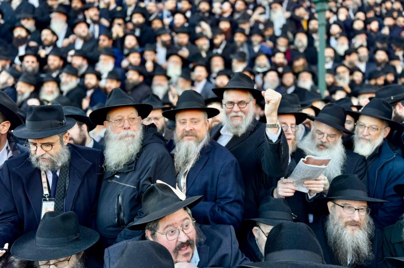 המוני השלוחים מתכנסים יחד לתמונה המסורתית | גלריה ראשונה