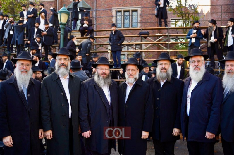 6 אחים וגיס: השלוחים למשפחת ביסטריצקי וגיסם לבית קורץ, בתמונה משותפת לאחר התמונה הקבוצתית של אלפי השלוחים מול 770 (צילום: שניאור שיף)