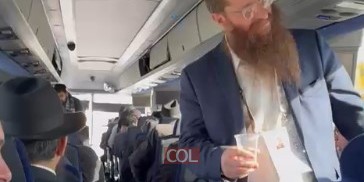 שלוחים מתוועדים באוטובוס בדרך לאירוע המרכזי 'באנקעט' ההצדעה לשלוחים, שמתקיים הערב בניו ג'רזי. צפו: