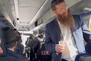 שלוחים מתוועדים באוטובוס בדרך לאירוע המרכזי 'באנקעט' ההצדעה לשלוחים, שמתקיים הערב בניו ג'רזי. צפו: