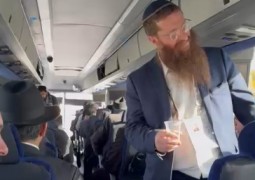 שלוחים מתוועדים באוטובוס בדרך לאירוע המרכזי 'באנקעט' ההצדעה לשלוחים, שמתקיים הערב בניו ג'רזי. צפו: