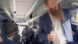 שלוחים מתוועדים באוטובוס בדרך לאירוע המרכזי 'באנקעט' ההצדעה לשלוחים, שמתקיים הערב בניו ג'רזי. צפו: