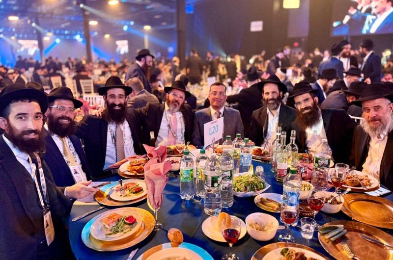 המפגשים והחיוכים: השלוחים והתורמים בשולחנות ה'באנקעט'