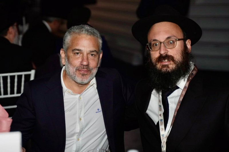 ינון מגל בבאנקעט כינוס השלוחים הלילה בניו ג'רזי, לצידו של שליח חב