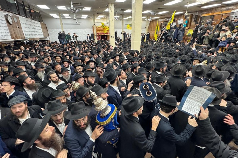 חגיגה ב-770: הכנסת ספר התורה שנכתב בגבול לבנון ועזה