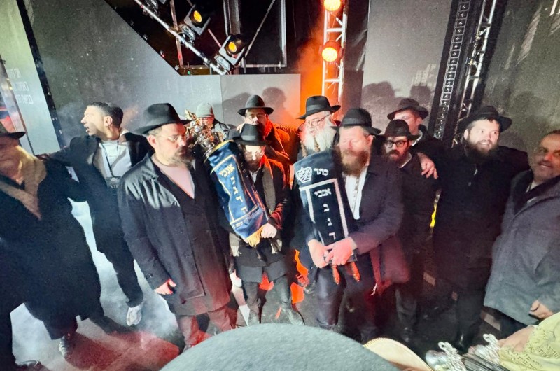 שליח הרבי בקריות - הרב משה שמואל אוירכמן, שעומד מאחורי יוזמת ספר התורה הכללי ה-11 שנכתב בחזית הלחימה, בלבנון ובעזה, לזכות חיילי צה