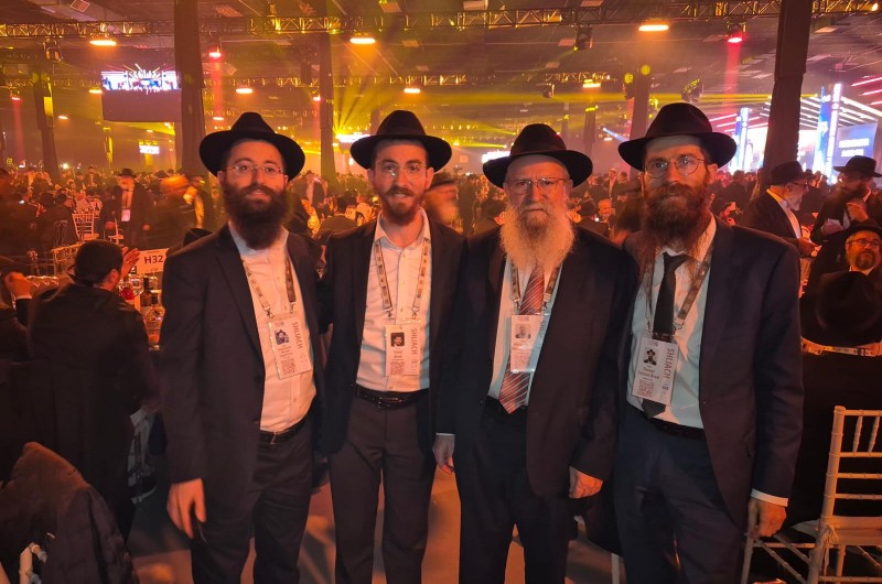  עורך שיחת השבוע - הרב מנחם ברוד, משתתף ב'באנקעט' עם בניו השלוחים הרב יוסי מראש-עין, הרב שניאור מנתניה וחתנו מאיביזה שבספרד הרב מנחם מענדל אנגלסמן