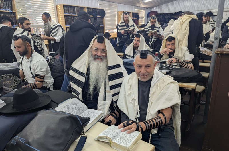 אליהו גדעוני, אביו של סמ״ר ליאל גדעוני הי״ד - שנפל בקרב ביום ה׳ מנחם־אב תשע״ד, באותו אירוע שבו נחטף הדר גולדין ז״ל - השתתף בתוכנית המיוחדת שנערכה לצד כינוס השלוחים, בארגון הרב שגיא הר-שפר