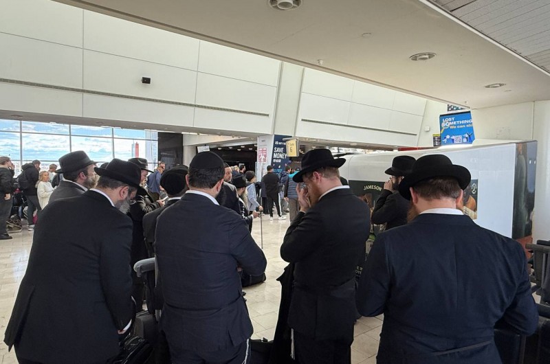 שלוחי הרבי במוסקבה וערי רוסיה בתפילת מנחה בשדה התעופה JFK לפני טיסתם מניו-יורק למקום שליחותם, לאחר השתתפותם בכינוס השלוחים העולמי