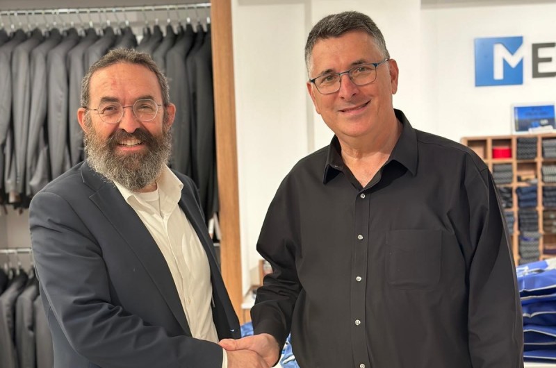 שתחדש עלינו: שר החוץ של ישראל - גדעון סער, נצפה בחנות הביגוד 'מנטור' בבית שמש, שבבעלות סגן ראש העיר החב