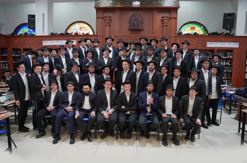 הדור הבא: כשהאבות נעמדו לתמונה בחזית 770 שבניו יורק, ילדיהם - ילדי שלוחי הרבי שלומדים בישיבת תומכי תמימים בקרית גת נעמדו לתמונה קבוצתית בזאל הישיבה