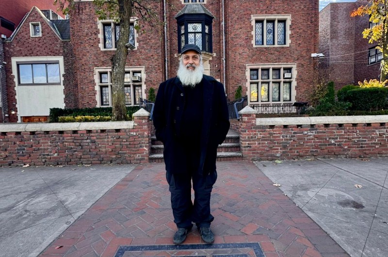 המפיק רונן פלד שזכה להפיק במשך שנים את מעמד ה'באנקעט' של כינוס השלוחים העולמי בניו-יורק, הגיע גם השנה לכינוס ורגע לפני שחוזר לביתו נעמד לצילום בחזית 770