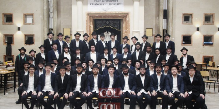 תמונת ילדי השלוחים המסורתית בישיבת תומכי תמימים המרכזית בכפר חב