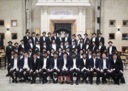 תמונת ילדי השלוחים המסורתית בישיבת תומכי תמימים המרכזית בכפר חב