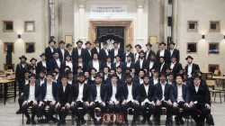 תמונת ילדי השלוחים המסורתית בישיבת תומכי תמימים המרכזית בכפר חב