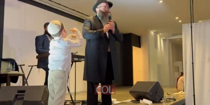 הרב יוסי וולף שליח הרבי בחרסון ודוד החתן, מנגן בחתונת וולף-ויספיש את 'פולטבה ניגון' שהיה אהוב על אביו ר' בערק'ה. צפו: