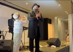 הרב יוסי וולף שליח הרבי בחרסון ודוד החתן, מנגן בחתונת וולף-ויספיש את 'פולטבה ניגון' שהיה אהוב על אביו ר' בערק'ה. צפו: