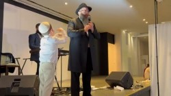 הרב יוסי וולף שליח הרבי בחרסון ודוד החתן, מנגן בחתונת וולף-ויספיש את 'פולטבה ניגון' שהיה אהוב על אביו ר' בערק'ה. צפו: