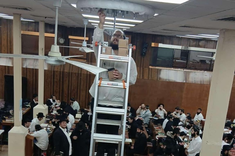 אחרי שהשלוחים חזרו לביתם: החלפת מנורות התאורה בזאל הגדול של 'בית חיינו' 770 שבניו יורק