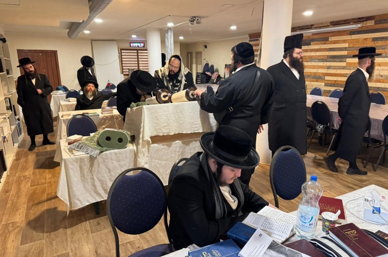 משפחה חסידית שהגיעה להתפלל על קברי אבותיהם ז