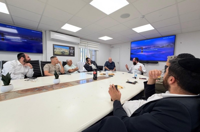 מדי שבוע בכירי העירייה נפגשים לשיעור תורה מרתק עם הרב שניאור ליפסקר, סגן ראש העיר ונציג חב״ד בעירייה