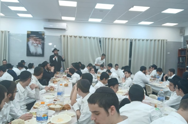 חגיגה והתוועדות 'ראש חודש כסלו' בישיבת תות