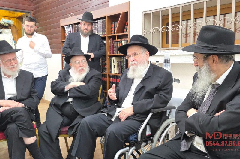 רבנים ושלוחים בניחום אבלים אצל רבה של חולון וחבר בי