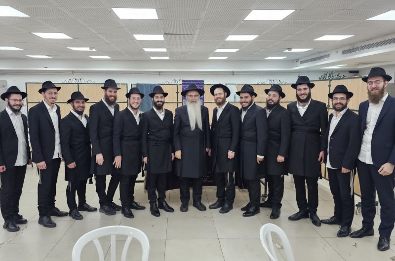 בוגרי התלמידים השלוחים בקריית אתא בשבת כינוס השלוחים יחד עם הרב חיים-שלמה דיסקין ששב השבוע מכינוס השלוחים העולמי