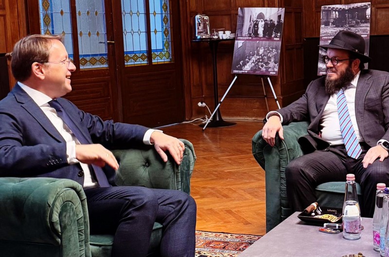 תומך בישראל ובביטחון יהודי אירופה: נציב הבריאות והרווחה הווטרינרית מטעם האיחוד האירופי מר אוליבר ווארלי ביקר בקהילה האורתודוקסית בבודפשט ונפגש עם הרב שמואל אוירכמן, מנהל קשרי ממשל של חב
