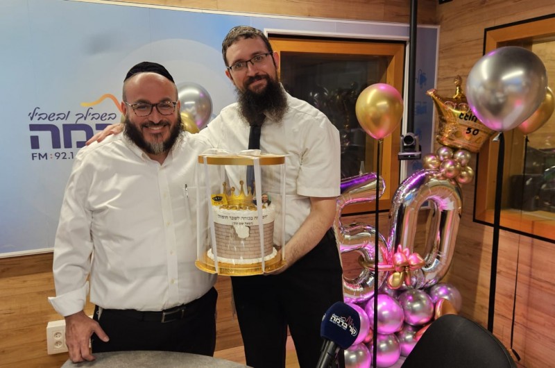לרגל חגיגות היובל: עורך תכנית הרדיו חידודון ברדיו 'קול ברמה' - ר' שניאור זלמן, הפתיע את שדרן התכנית ר' עמי מיימון בעוגה מיוחדת ובלונים ליום הולדתו ה-50 במזל טוב