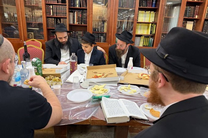 מזל טוב: חתן בר המצווה שמואל איסקוב, בן השליח הרב עובדיה איסקוב, בחזרת מאמר חסידות בבית הכנסת חב