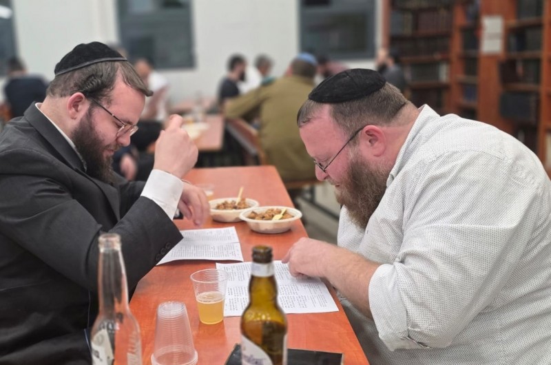 לרגל חודש החסידות: המשנה לראש העיר בית שמש - ר' מוטי לייטנר ואיש העסקים וחבר המועצה לשעבר - ר' ישראל מנדלסון, בלימוד מאמר בבית חב