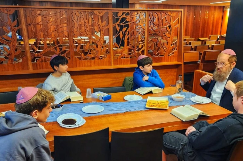 אור של תורה: שליח הרבי בברצלונה שבספרד - הרב דוד ליברזון, מלמד פרשת השבוע את ילדי הקהילה 