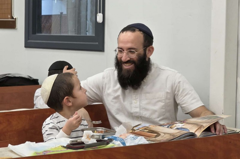 גם במוצאי השבת הזאת: עשרות אבות הגיעו יחד עם בניהם ללימוד השבועי המשותף בבית כנסת חב