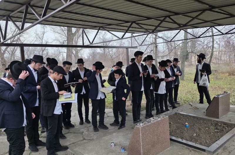 רגל יום הולדתו של אחיו של הרבי, ר' דובער, החל ביום ג' כסלו, עלו תלמידי ישיבת תות