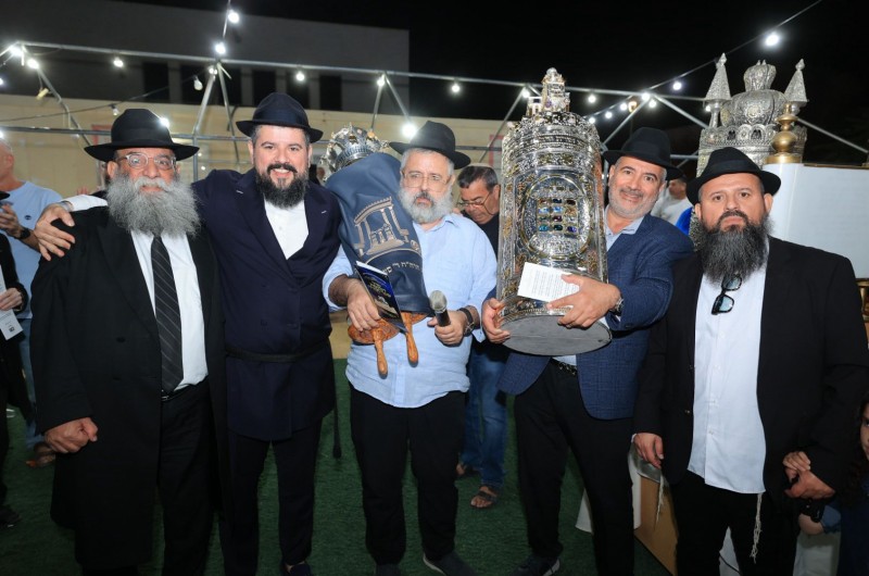 ספר התורה נתרם מקרית מלאכי והוכנס לבית חב