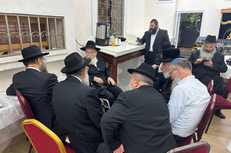 זרם של מנחמים בביתו של הרב אליהו יוחנן גוראריה שליט