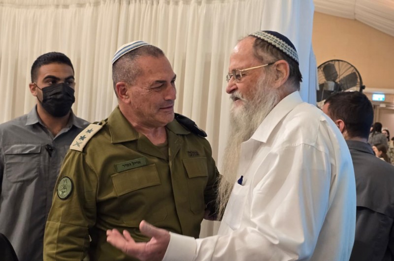 אחרי הביקור החריג בחתונה: השליח סיפר על הקשר החם