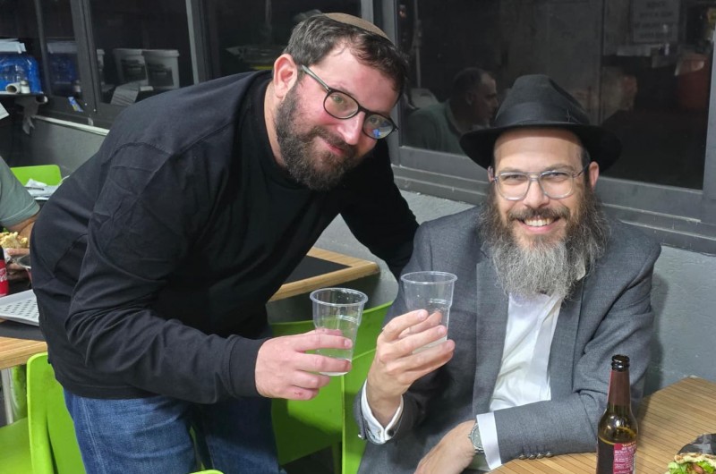 יונתן אוריך, יועצו הקרוב של נתניהו, באמירת 'לחיים' עם השליח בשכונת קטמון-המושבה בירושלים הרב אור זיו מחוץ לבית המשפט המחוזי בלוד, אחרי שהשופט דחה את ערר המשטרה וקבע כי יוכל לחזור לעבוד במפלגת הליכוד