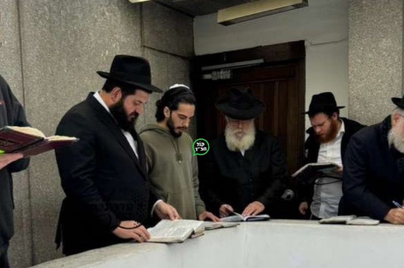 ניצול השבי מתן צנגאוקר וניצולת השבי אילנה גבירצקי הגיעו היום לאוהל הק' של הרבי, לתפילת הודיה על הניסים. נשאו תפילה, אמרו פרקי תהילים וברכו 'הגומל'