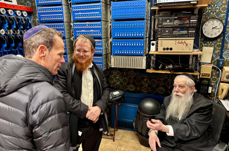 שחקן סרטי 'יהדותון': עודד מנסטר ובנו בביקור מיוחד ב־770 