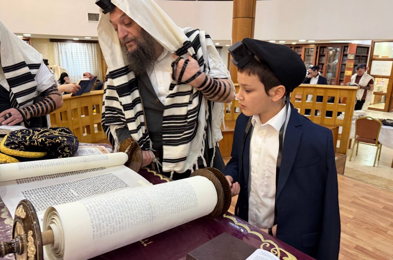 הרב ברוך גורין - מנהל הוצאת הספרים 'לחיים' וקניז'ניקי ברוסית, עלה הבוקר לתורה בבית הכנסת במוסקבה, לצד בנו חתן הבר מצוה, שקרא בתורה לכבוד השמחה שתיערך הערב בבירת רוסיה