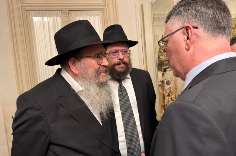 מיד לאחר הכרזתו של נשיא ארגנטינה חאבייר מיליי על העברת השגרירות של מדינתו לירושלים, נועדו השלוחים במדינה - הרב צבי גרינבלאט והרב חיים אוירכמן, עם שר החוץ גדעון סער השוהה כעת בבואנוס איירס