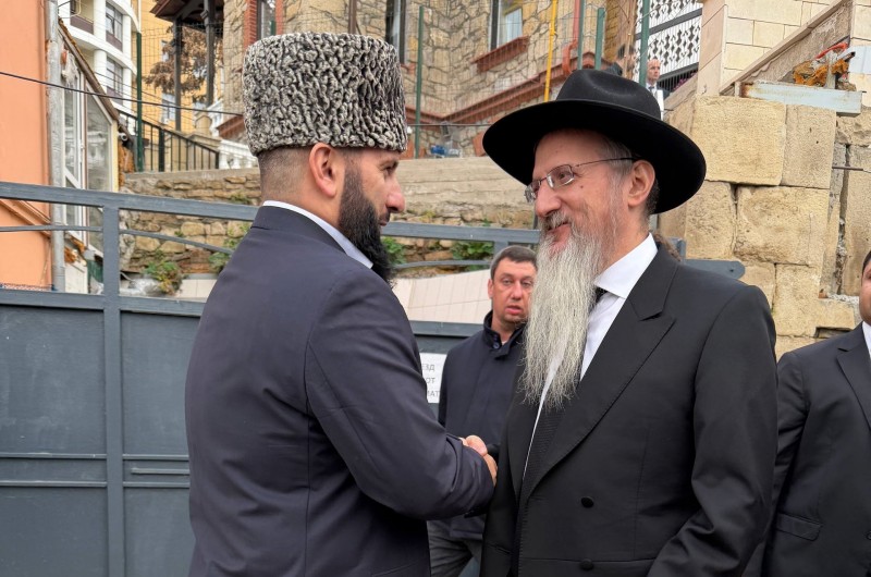 'וראו כל עמי הארץ': המופתי של העיר קיסלובודסק והמחוז מבקש ברכה מהרב הראשי של רוסיה - הרב בערל לאזאר, במעמד חנוכת בית הכנסת העתיק ששופץ ברוב-פאר 