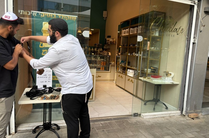 בלב הטיילת בנתניה: דוכן תפילין הוקם לזכרה של ראשת העיר