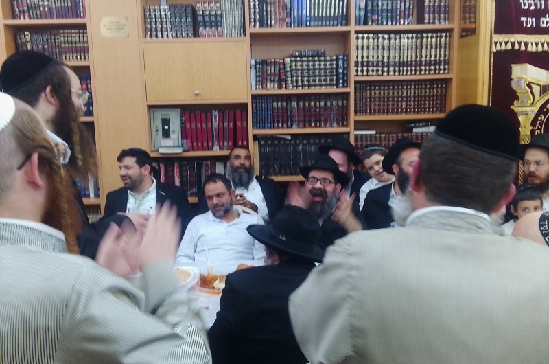 המשפיע הרב מיכאל טייב בהתוועדות חסידית לרגל ט' וי' כסלו, בבית חב