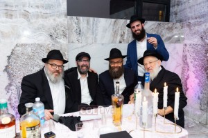 חגיגת ה'לחיים' של שניאורסון מנס ציונה ודידי מטורונטו. גלריה