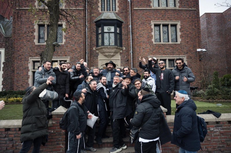 חוויה רוחנית: קבוצת של 52 איש מקהילת 'בית אלחנן מאיר' ברובע ה-17 בעיר פריז, המריאו עם השליח הרב מנחם לדיוב לניו יורק, התפללו ב'אוהל הקדוש' של הרבי וכן ביקרו בבית חיינו 770 