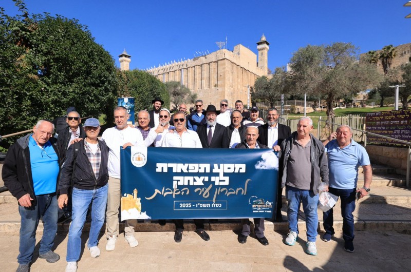 חברי כולל 'תפארת זקנים לוי יצחק' בראשון לציון יצאו למסע מיוחד בקברי האבות בחברון עיר הקודש, התפללו במערת המכפלה וסיירו באזורים מעניינים בעיר | צילום: שמואל עמית